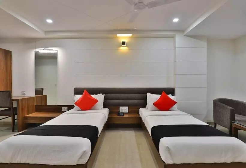 ホテル Capital O 29562  Luxura