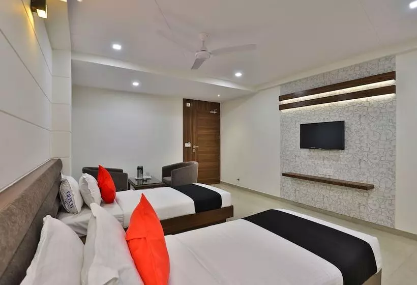 ホテル Capital O 29562  Luxura