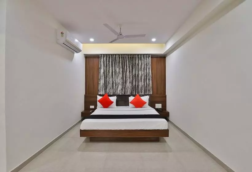 ホテル Capital O 29562  Luxura