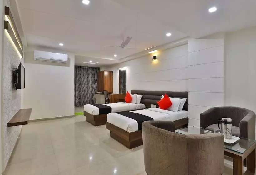 ホテル Capital O 29562  Luxura