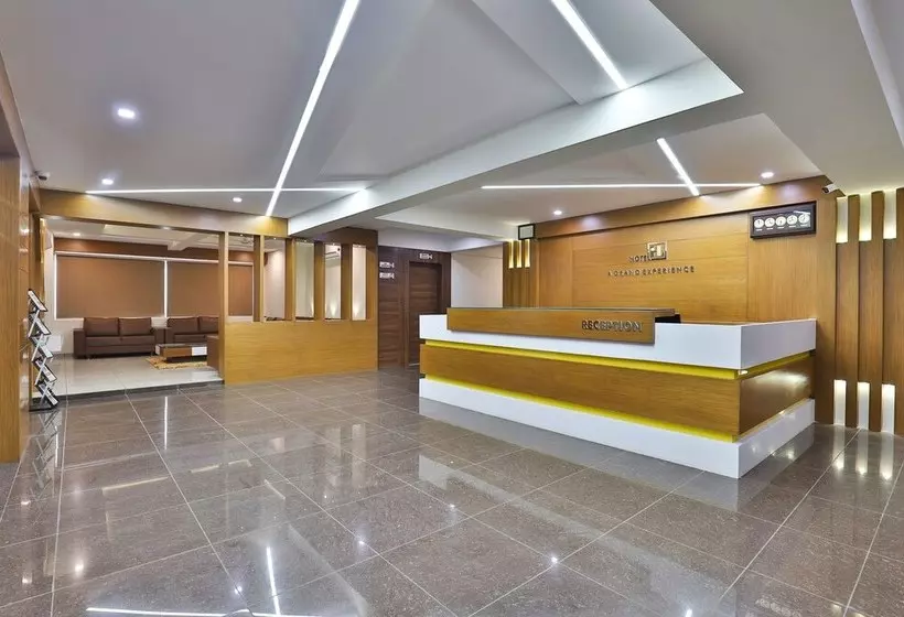 ホテル Capital O 29562  Luxura