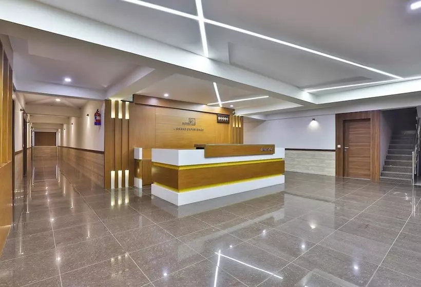 ホテル Capital O 29562  Luxura