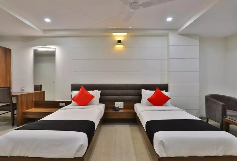 ホテル Capital O 29562  Luxura