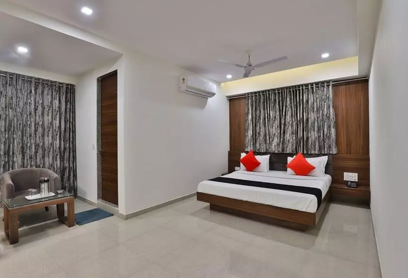 ホテル Capital O 29562  Luxura