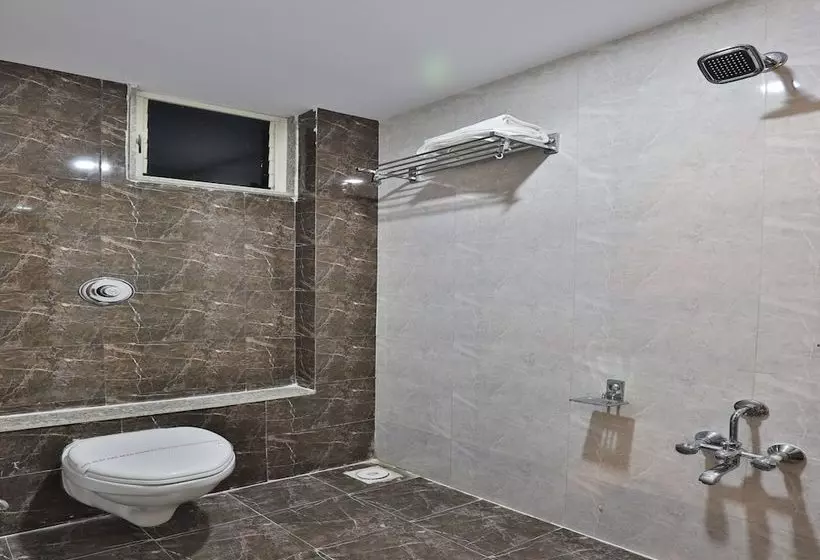 ホテル Capital O 29562  Luxura