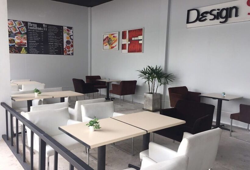 בית מלון כפרי The Square Rayong