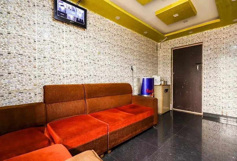Hotelli Spot On 48301 Thirumala Boarding & Lodge