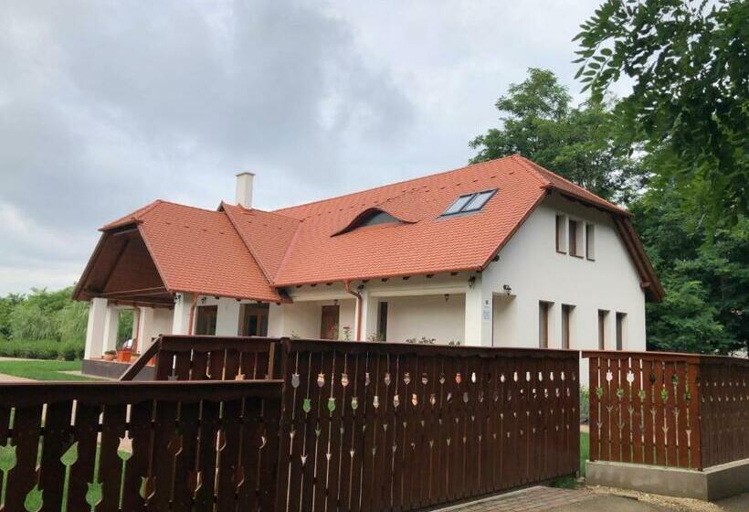 ペンション Kiscsere Vendégház