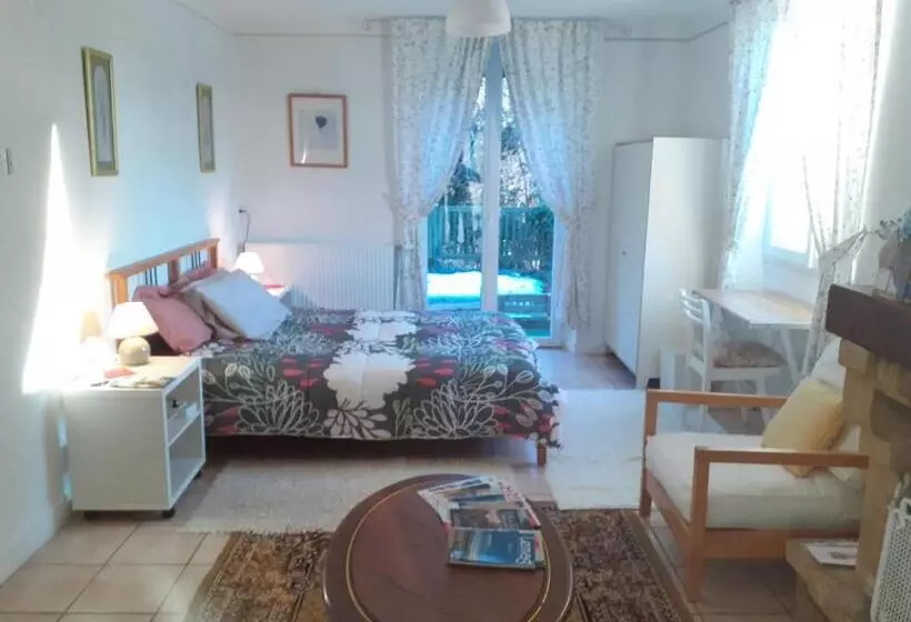 Aamiaismajoitus (B&B) Chez Black And White