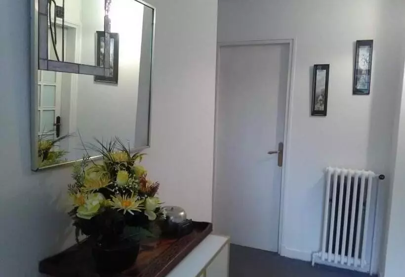 Aamiaismajoitus (B&B) Chez Black And White