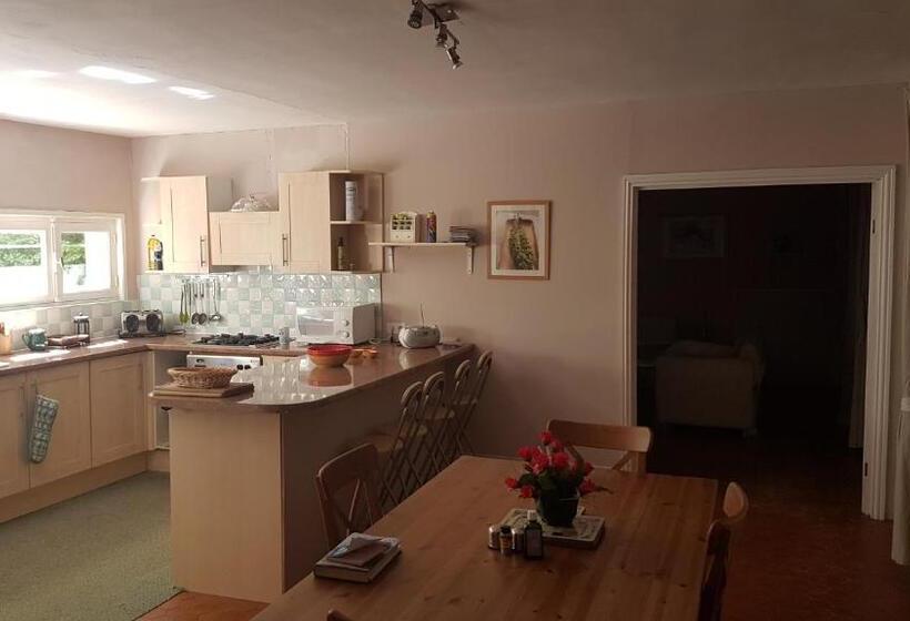 민박 Chez Black And White