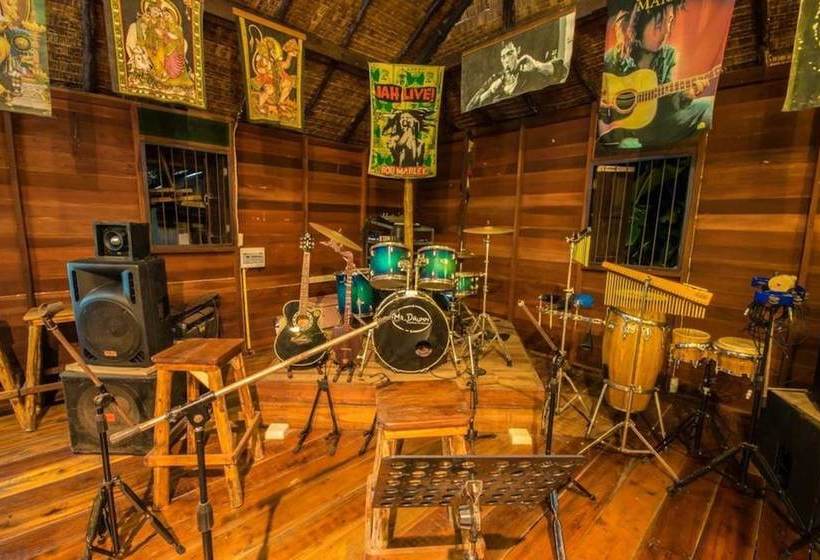 فندق Tarzan Island Bungalow