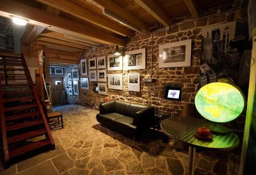 Majatalo Pas De Deux