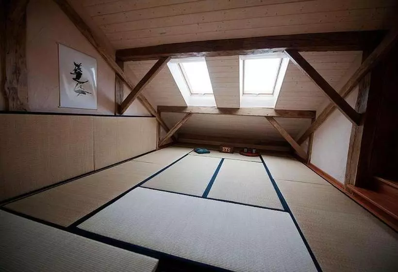 Majatalo Pas De Deux