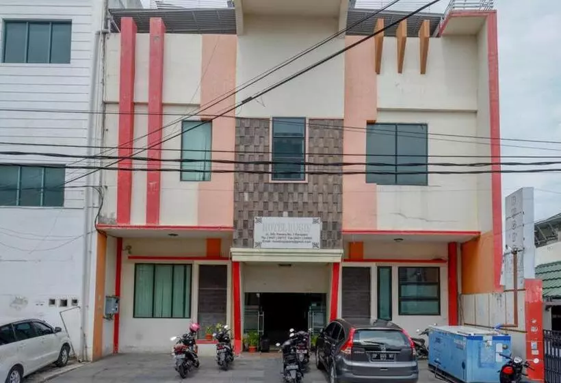 ペンション Reddoorz Near Monumen Habibi Ainun