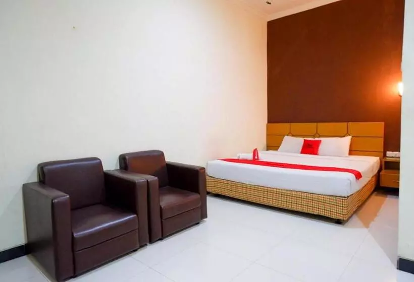 ペンション Reddoorz Near Monumen Habibi Ainun