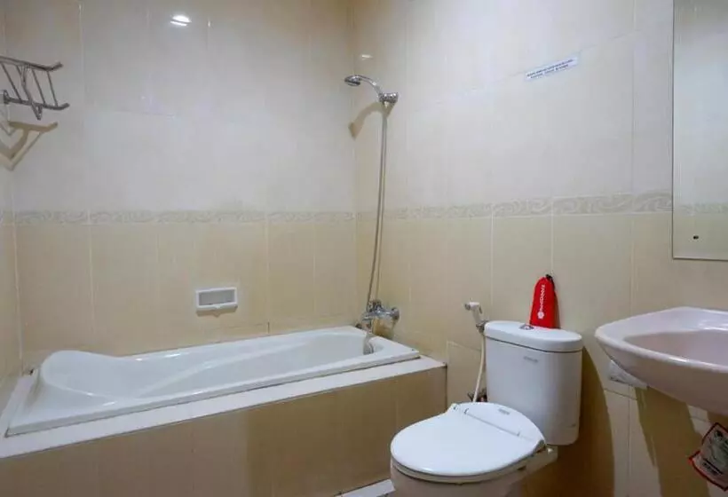 ペンション Reddoorz Near Monumen Habibi Ainun