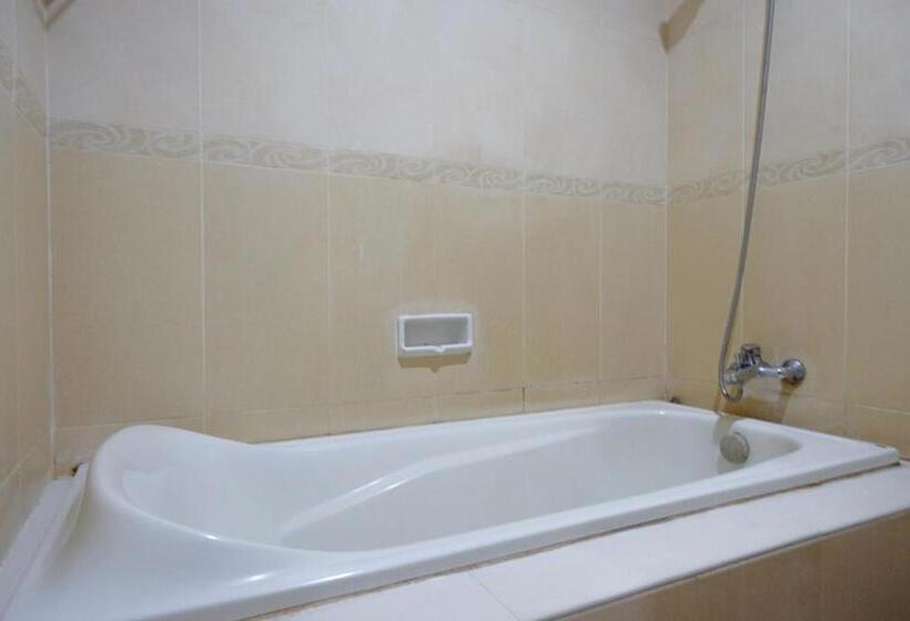 פנסיון Reddoorz Near Monumen Habibi Ainun