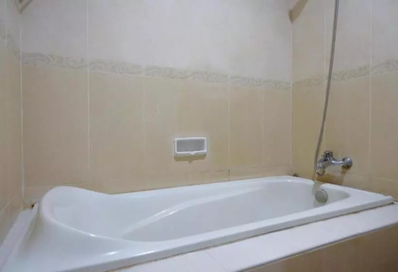 ペンション Reddoorz Near Monumen Habibi Ainun