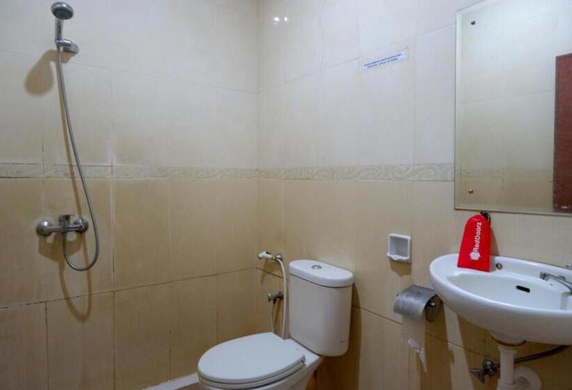 פנסיון Reddoorz Near Monumen Habibi Ainun