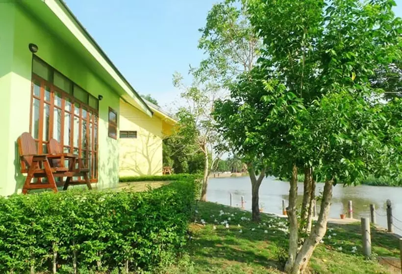 ホテル Doembang Villa