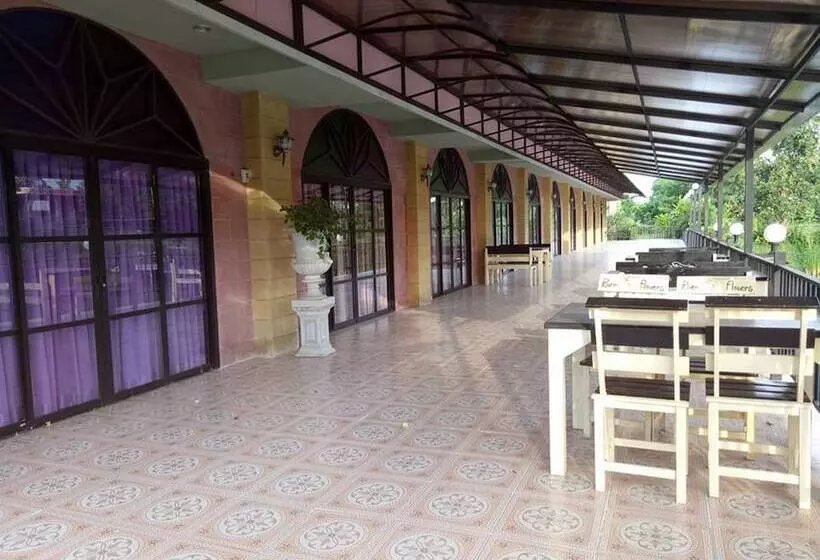 Hotelli River & Flowers Resort