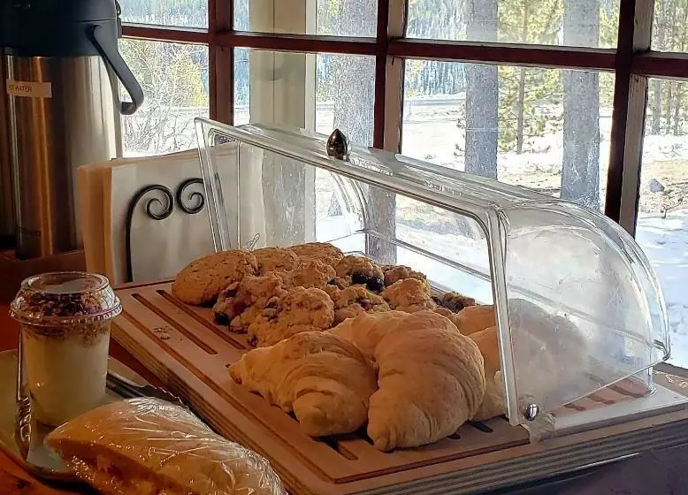 Storm Mountain Lodge & Cabins