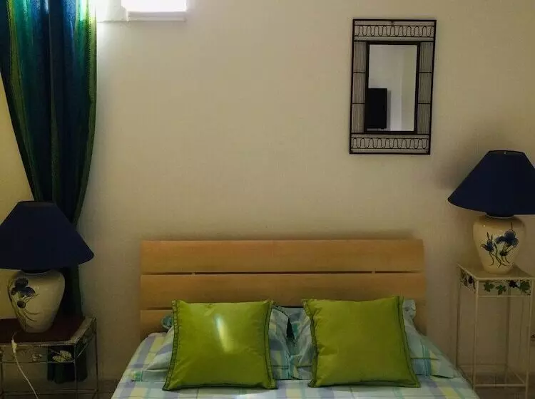 تختخواب و صبحانه Chambre D Hotes Les Alicantes