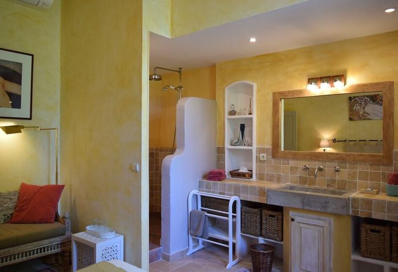 بنسيون La Bastide Des Amouriers