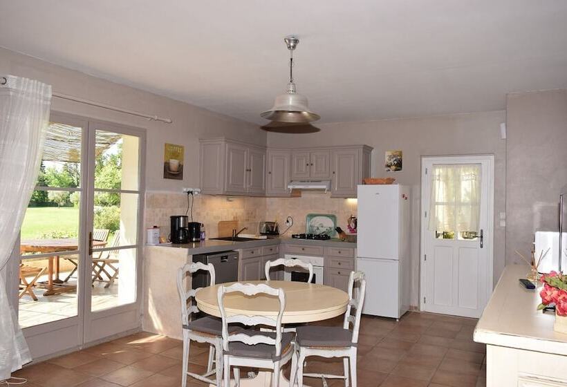 بنسيون La Bastide Des Amouriers