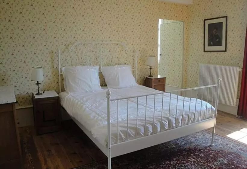 Petit Château Armand Bourgoin  B & B