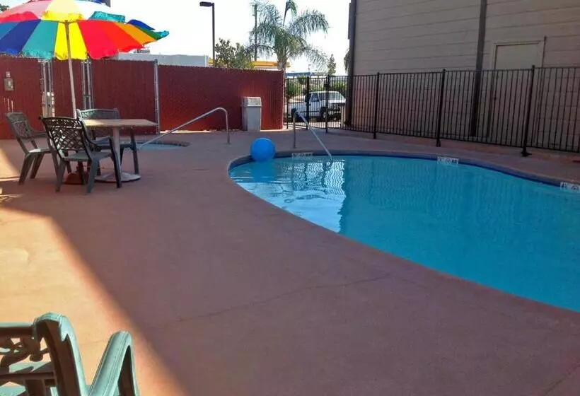 Отель Studio 6 Suites Delano, Ca