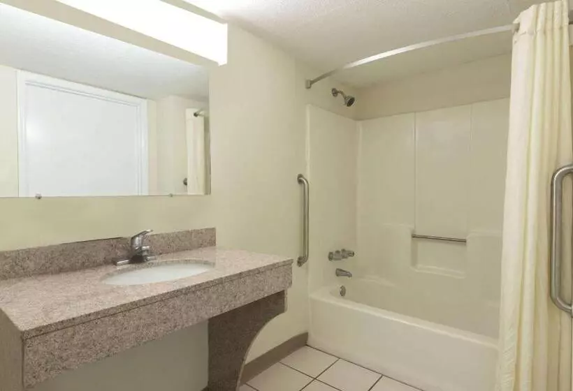 בית מלון כפרי Baymont By Wyndham Troy