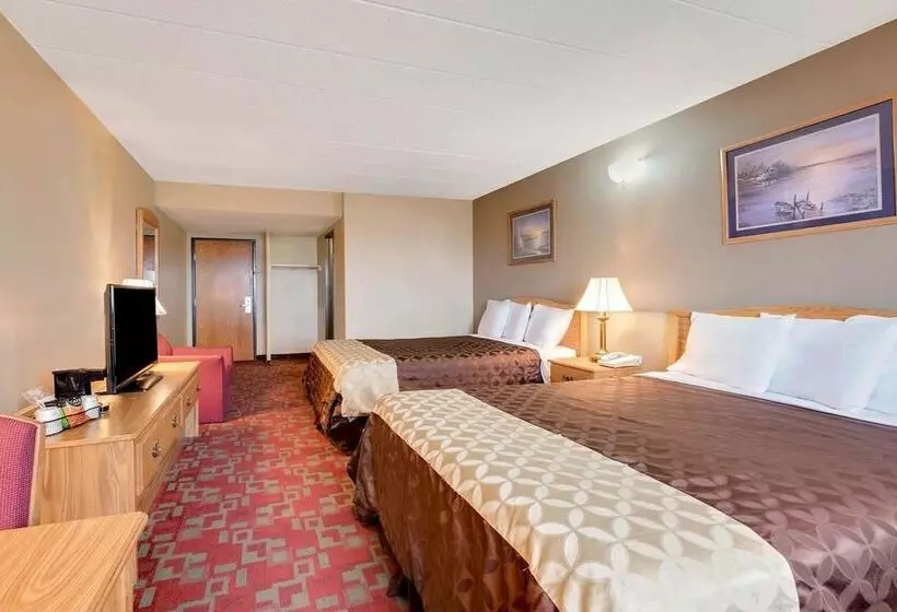 هتل Grand Forks Travelodge