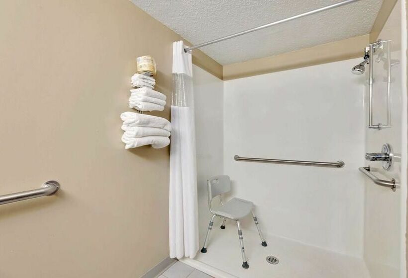 فندق Grand Forks Travelodge