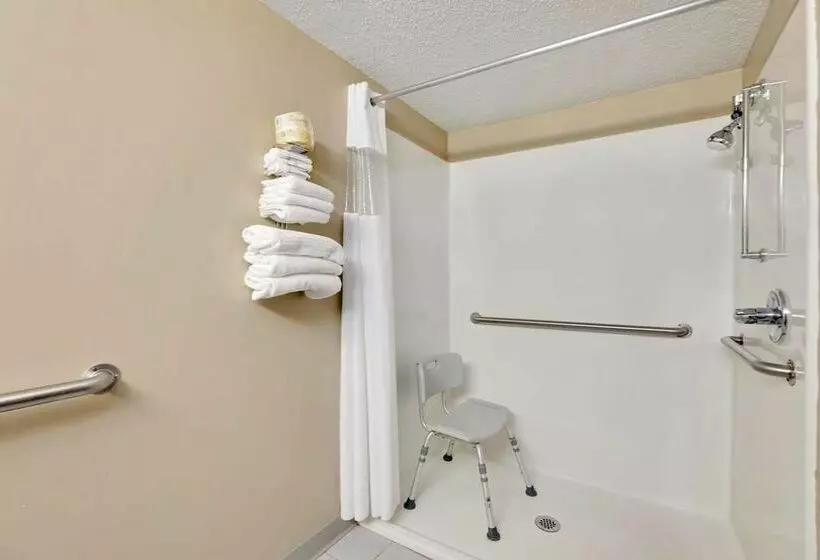 هتل Grand Forks Travelodge