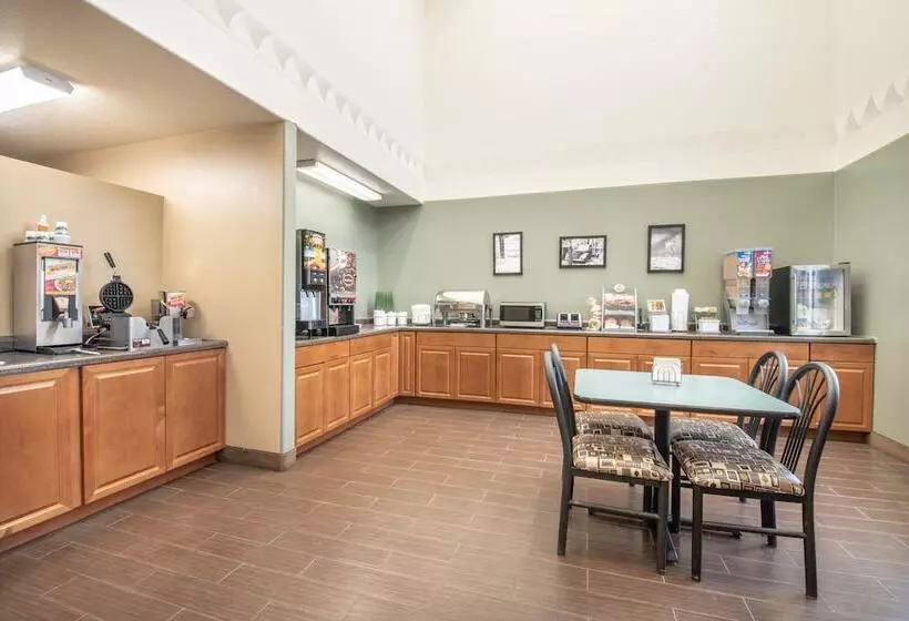 모텔 Four Seasons Inn