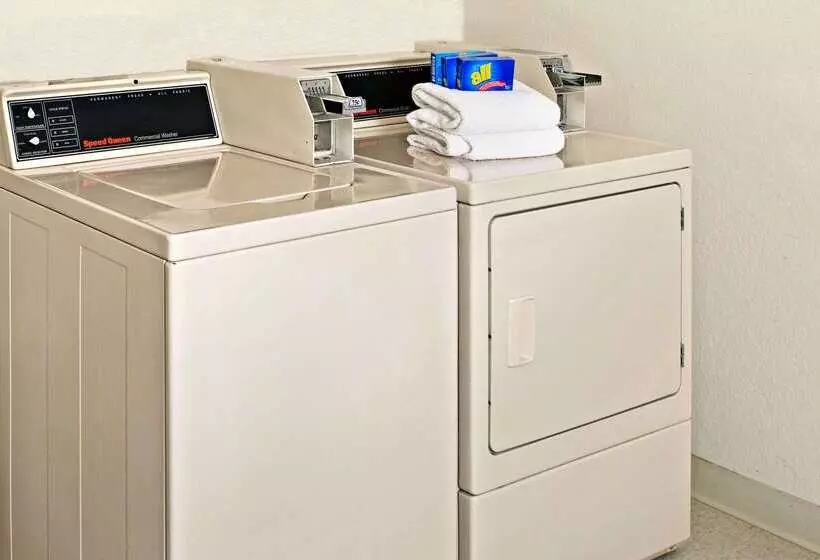 Мотель Super 8 By Wyndham Omaha Eppley Airport/carter Lake