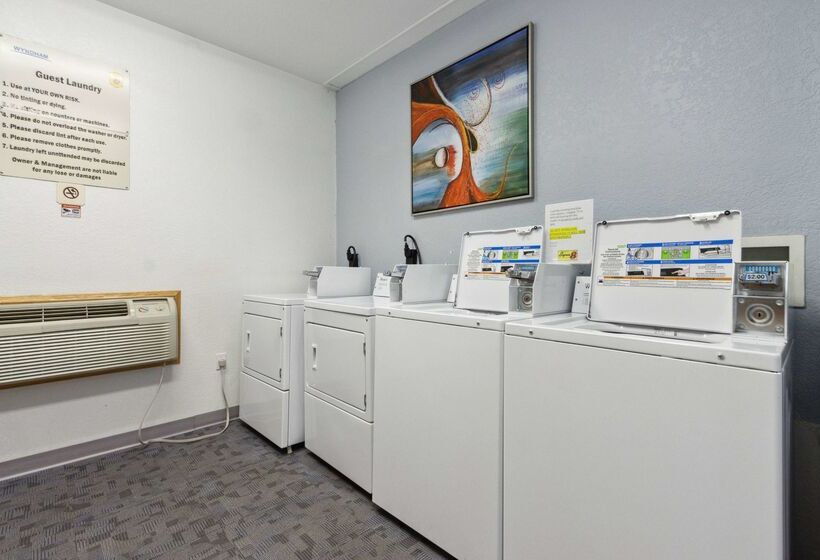 汽车旅馆  Super 8 By Wyndham Uniontown Pa