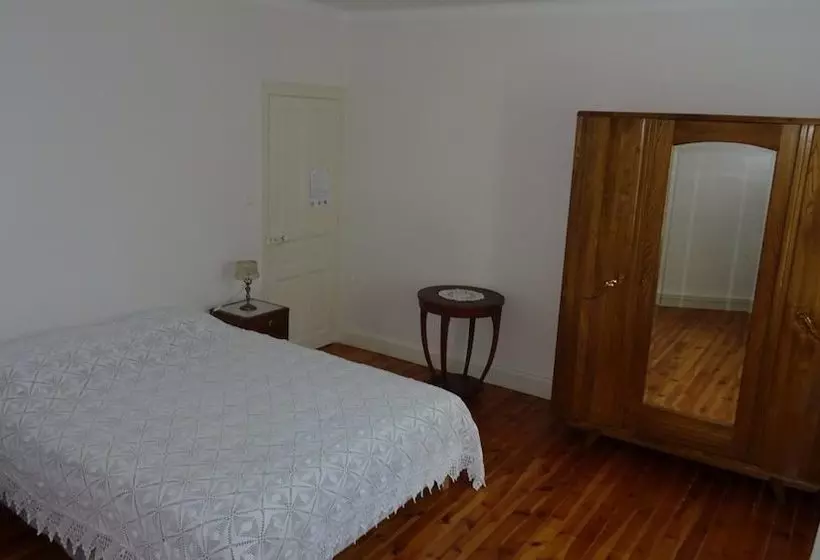 ベッドアンドブレックファースト Chambres D'hotes En Aubrac Chez Jp