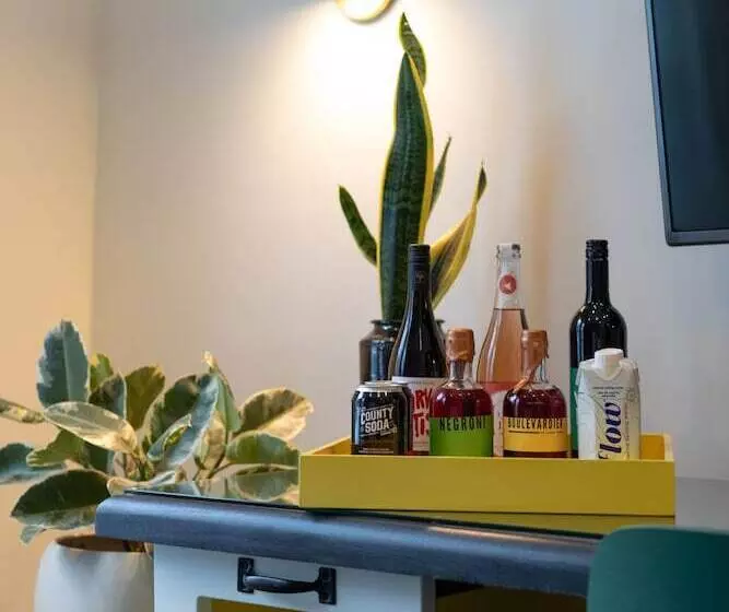 Drake Devonshire And Motor Inn