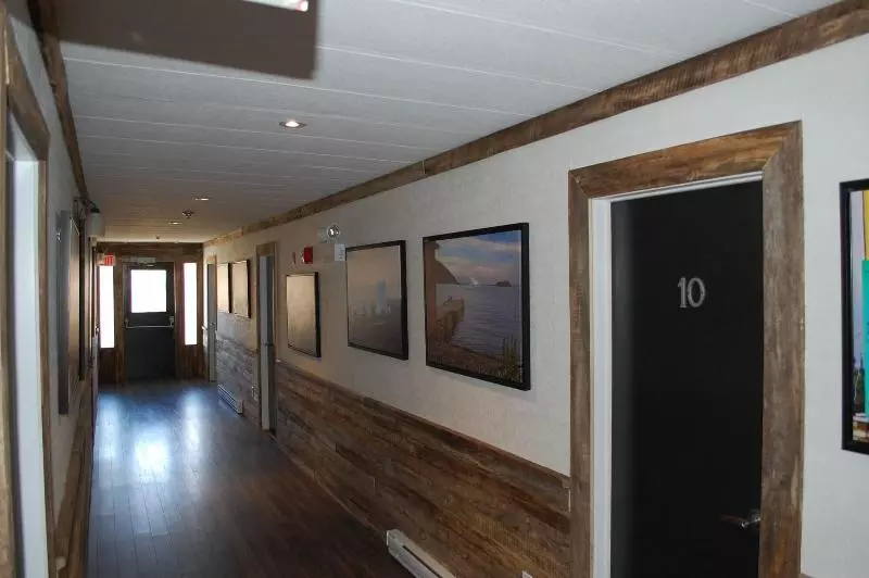 Edge Of The Avalon Inn