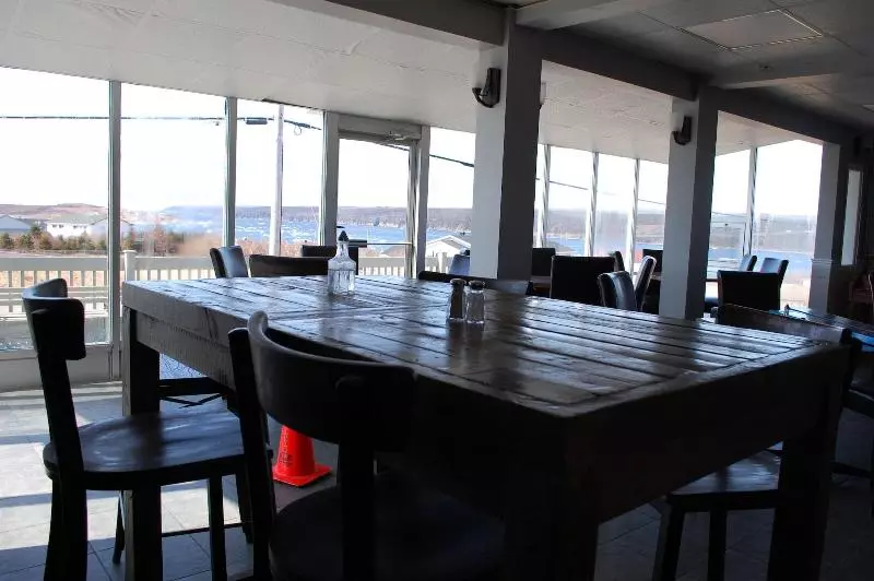 Edge Of The Avalon Inn