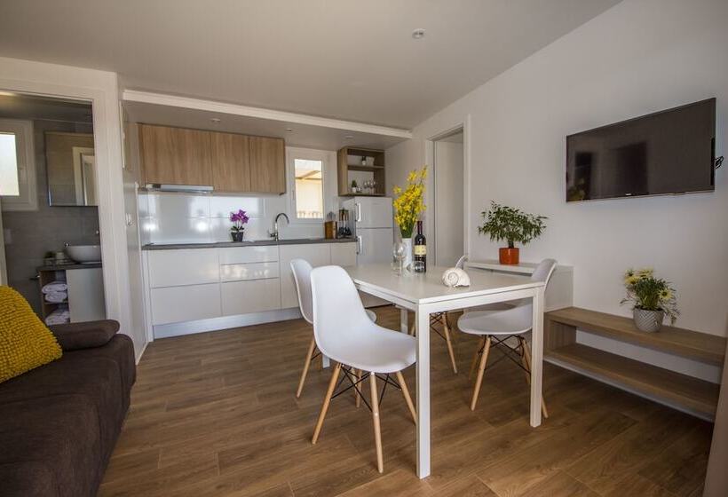 Отель Mobile Homes At Camping Ugljan Resort