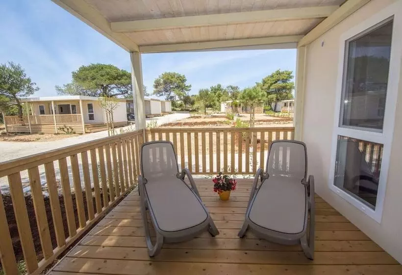 Hotelli Mobile Homes At Camping Ugljan Resort