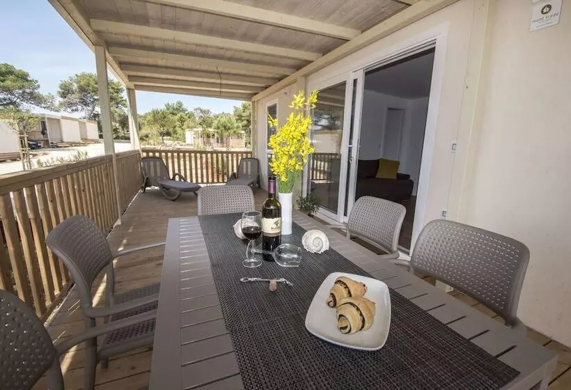 Hotelli Mobile Homes At Camping Ugljan Resort