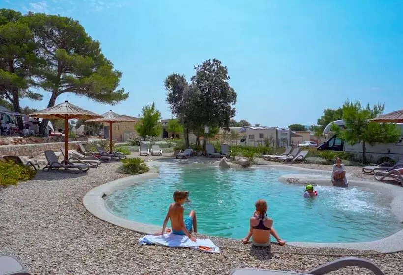 Hotelli Mobile Homes At Camping Ugljan Resort
