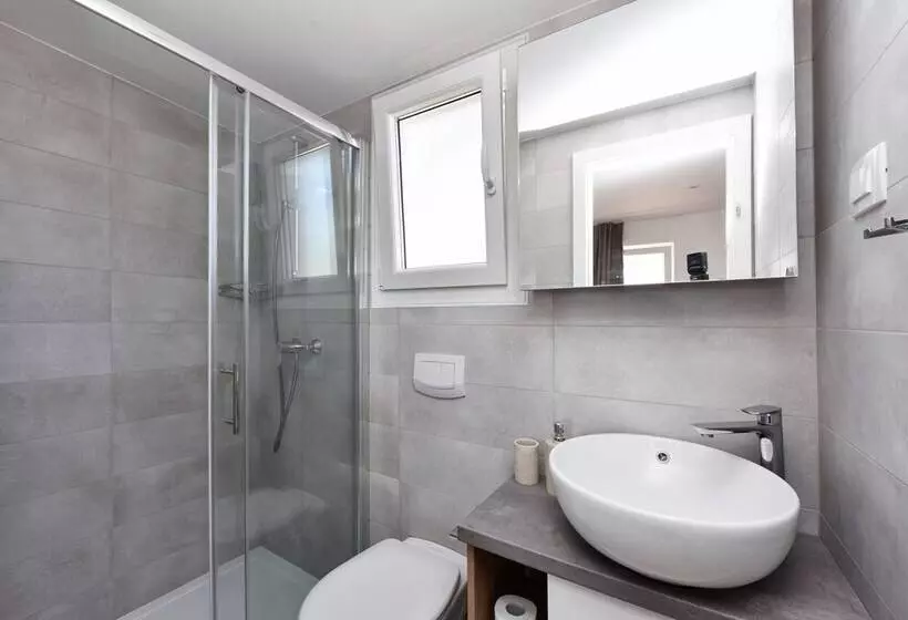 Hotelli Mobile Homes At Camping Ugljan Resort