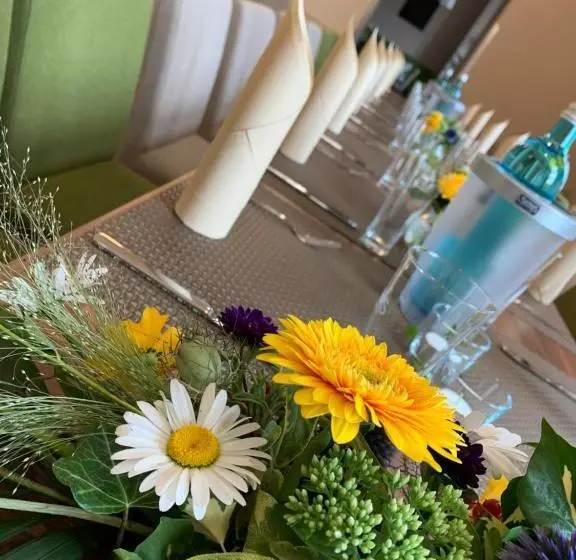 Lok   Die Pension   Das Restaurant