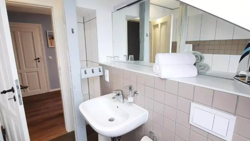 Lok   Die Pension   Das Restaurant